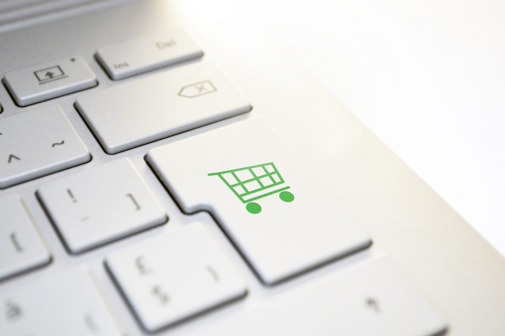 Panier sur un clavier pour représenter le E-commerce