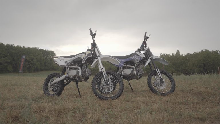 Image montrant l'avant d'une retouche photo sur deux motos