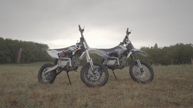 Images montrant l'après d'une retouche photo sur deux motos.